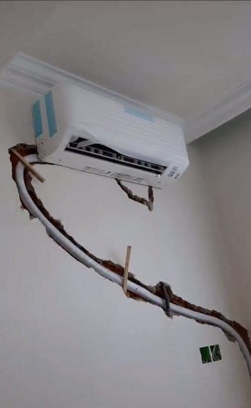 Instalación de un split de aire acondicionado con la tubería empotrada en la pared