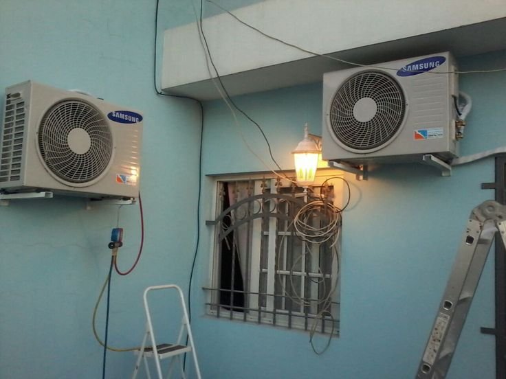 Dos unidades exteriores de aire acondicionado instaladas en fachada