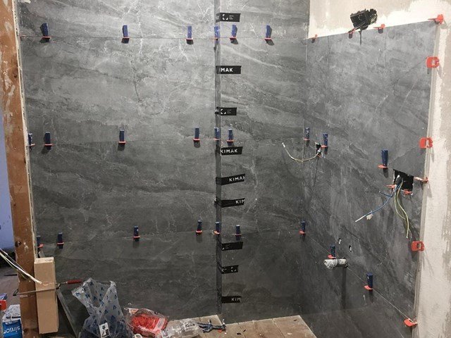 Alicatado de baño con porcelánico de gran formato y crucetas niveladoras