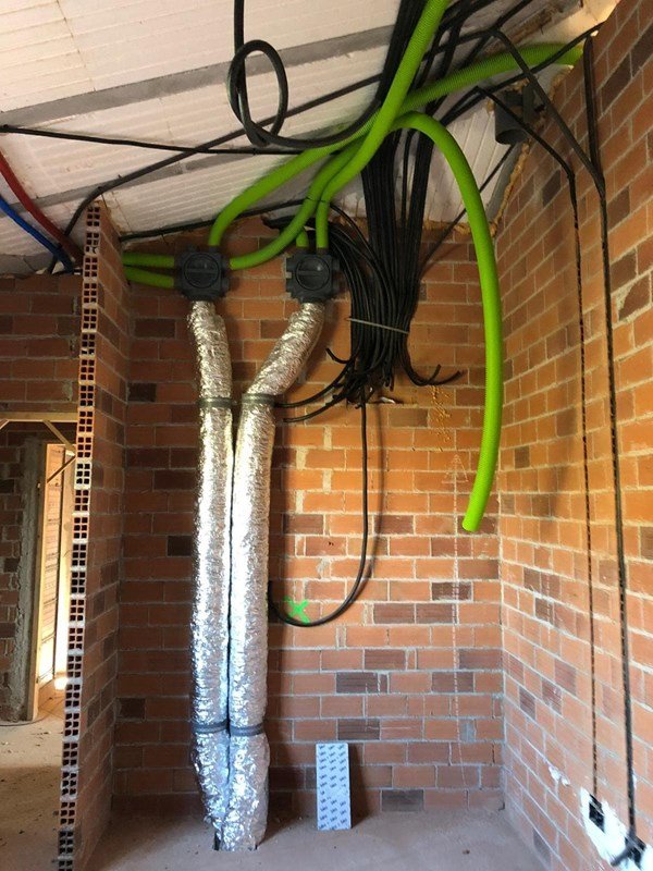 Instalación de conductos de climatización y canalizaciones en obra