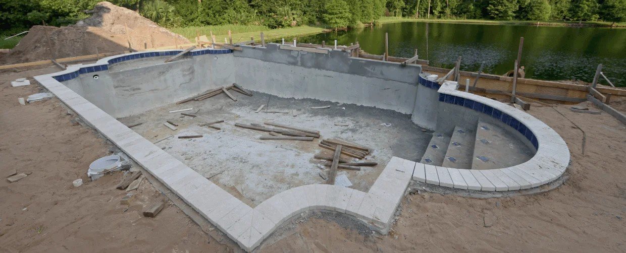 Vaso de piscina en construcción con encofrado y coronación